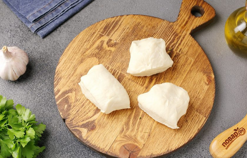 1. Этап. Ароматные чесночные лепёшки: Разделите тесто на 2-3 части в зависимости от желаемого размера лепёшек.