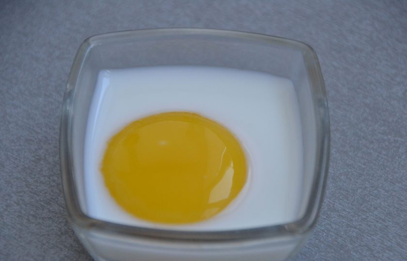 1. Этап. Пирог с грушей и сыром: Смешайте яичный желток со столовой ложкой молока.