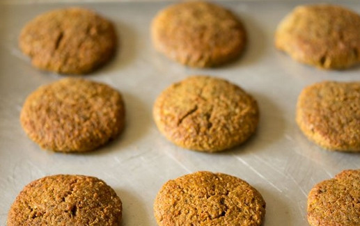 1. Этап. Котлеты без мяса в духовке: 9. Отправьте противень обратно в духовку и запекайте до готовности. Общее время запекания - 20-35 минут, в зависимости от размера котлеток. Приятного аппетита!