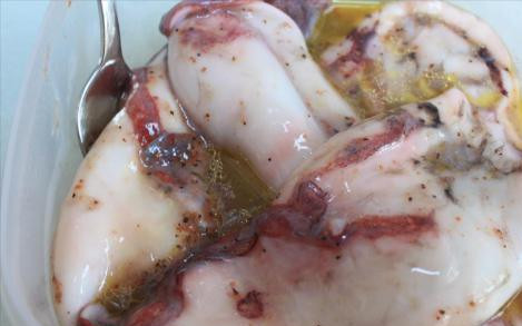 1. Этап. Кальмары в маринаде: 1. Кальмары можно нарезать полосками, кусочками или кольцами, а можно оставить целыми. Выжимаем в миску сок одного лимона, масло, всыпаем специи - и пусть там полежат кальмары хотя бы час.