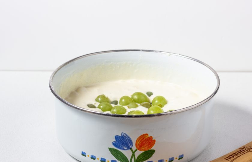 1. Этап. Шарлотка с виноградом: Добавьте в тесто чистые сухие виноградинки.