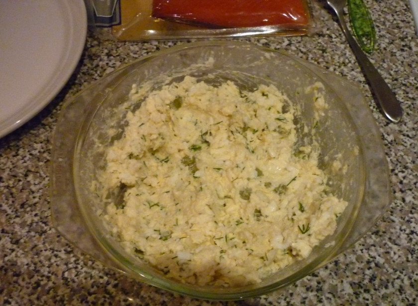 1. Этап. Патрик Звезда: Смешиваем: картофель, сыр, яица, лук, порезанные мелкими дольками корнишоны и заливаем нашим соусом, перемешиваем до образования клейкой массы.