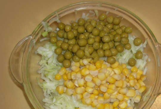 1. Этап. Студенческий салат: 3. Добавьте горошек и кукурузу.