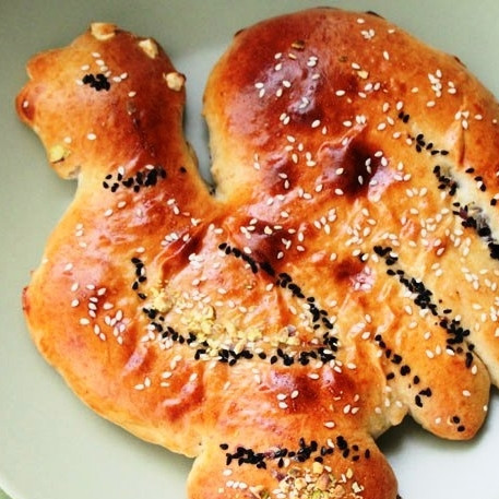 1. Этап. Петух с маковой начинкой: Выпекаем 15-20 минут при 200 градусах до золотистого цвета теста. Пока один петушок в духовке - лепим другого, и так пока не кончатся тесто и начинка. Готово! :)