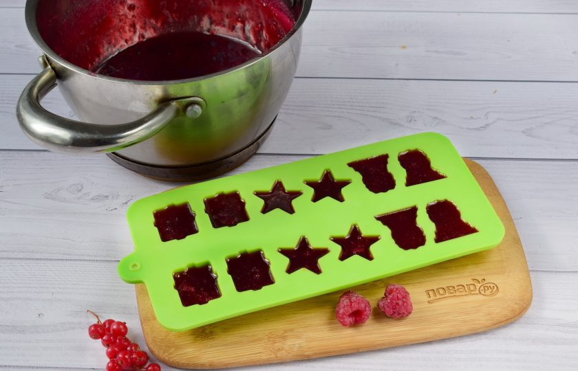 1. Этап. Мармелад из малины и красной смородины: 5. Вылейте массу в силиконовые формы для льда, остудите при комнатной температуре. Агар-агар застывает уже при температуре 40 ºС. Второй вариант: вылейте в плоскую емкость ровным слоем, толщиной примерно в 1,5-2 см. Застывший мармелад порежьте на одинаковые кубики и обваляйте их в сахаре. До подачи храните в холодильнике.