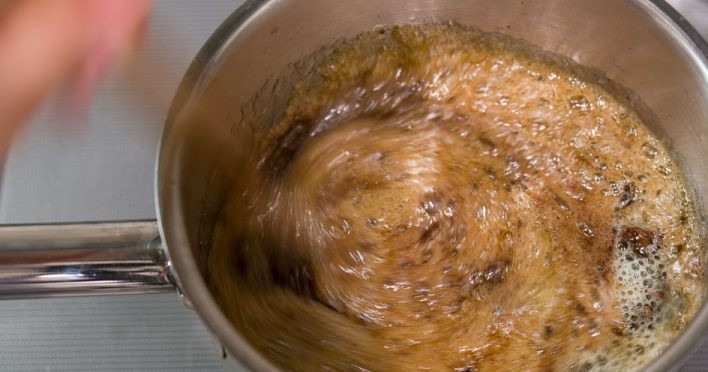 1. Этап. Самодельный шоколад: 3. Как только смесь достигла необходимой температуры, выключите огонь и добавьте ранее подготовленную смесь, хорошенько и энергично перемешайте.