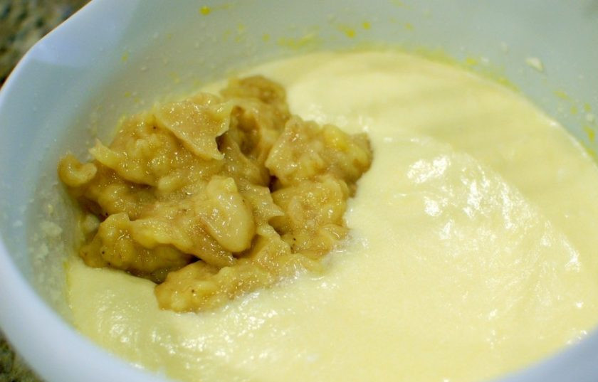 1. Этап. Банановый пирог с глазурью: 5. Разомните отдельно бананы в пюре и добавьте к масляной смеси.