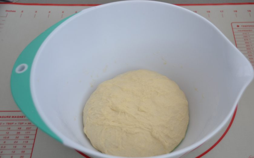 1. Этап. Батон на кефире: Через час сделайте тесту обминку в течение двух минут. Снова положите в миску на 30 минут.