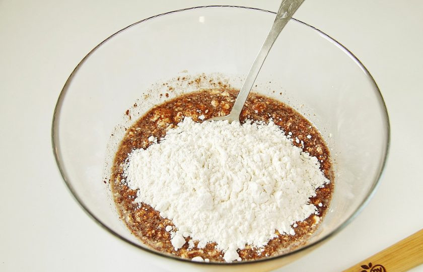 1. Этап. Шоколадные подушки: Разотрите смесь до однородной консистенции и добавьте муку.