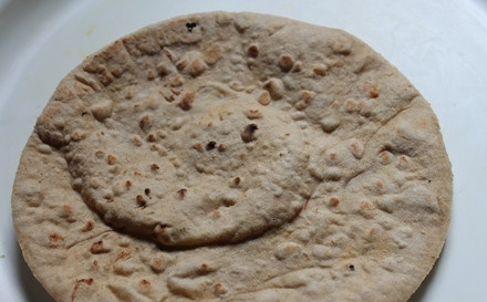 1. Этап. Шаверма дома: 12. Выложите питу на тарелку (можно лаваш).