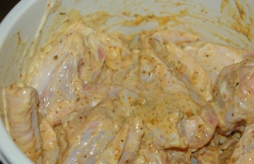 1. Этап. Куриные крылышки в сметане: 3. Крылышки выложить в мисочку и залить сметаной со специями. Оставить на время, чтобы они немного промариновались.