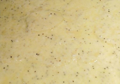 1. Этап. Запеканка картофельная с мясом: 4. В глубокой мисочке взбейте яйца с молоком и сметаной, солью и перцем. Вылейте в форму и отправьте в разогретую до 200 градусов духовку.