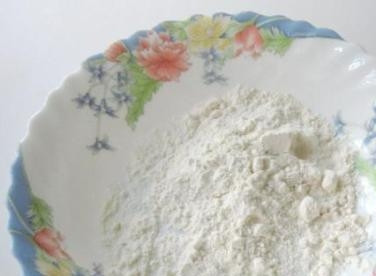 1. Этап. Цветная капуста в яйце: Еще в одну миску насыпаем муку.