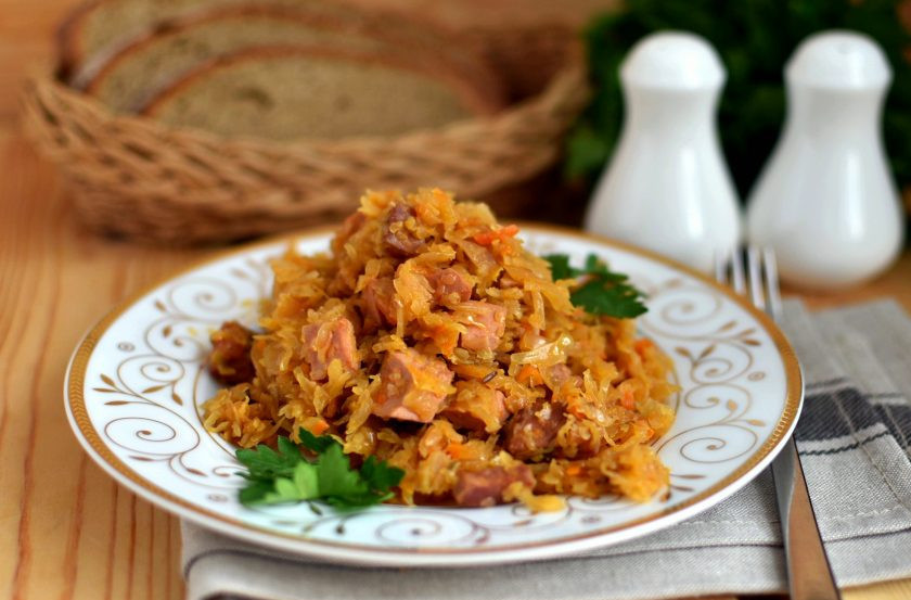 1. Этап. Солянка из свежей и квашеной капусты: Подавайте солянку горячей, обязательно со свежим серым хлебом. Очень вкусно!