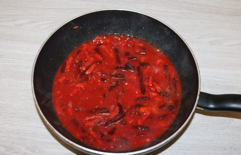 1. Этап. Борщ с морской капустой: Посолите, добавьте сахар и уксус. Отправьте заправку в кастрюлю с бульоном.