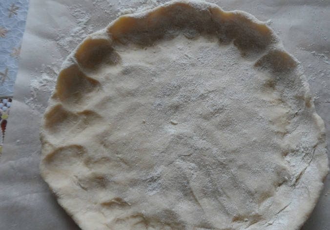 1. Этап. Творожная Лакомка на песочном тесте: Тесто раскатайте и выложите на бумагу для выпечки. Сформируйте бортики.