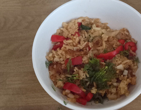 1. Этап. Тайский рисовый салат: Посыпать рис любимой зеленью. Разложить по блюдам. Приятного аппетита.