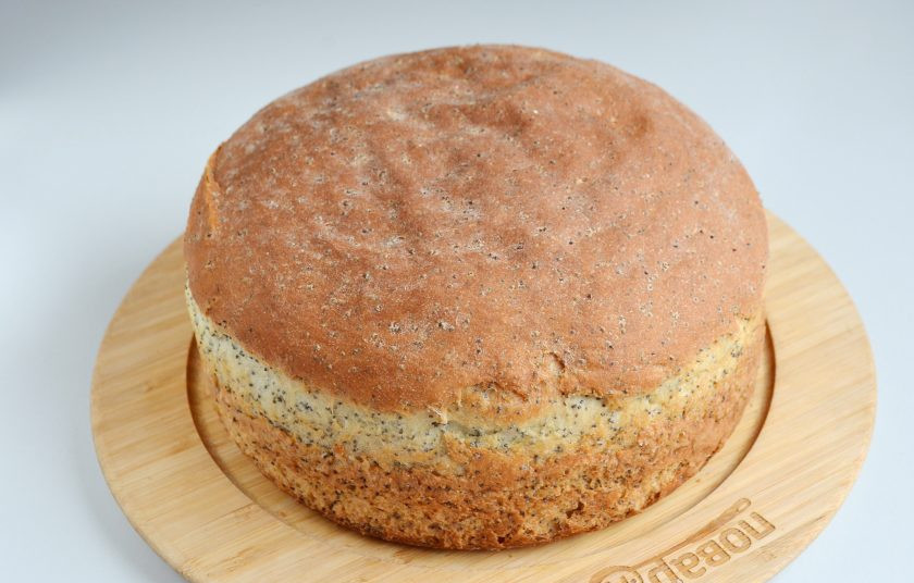 1. Этап. Хлеб с маком: 7. Готовый хлебушек остудите немного в форме, потом снимите ее, дайте хлебу полностью остыть.