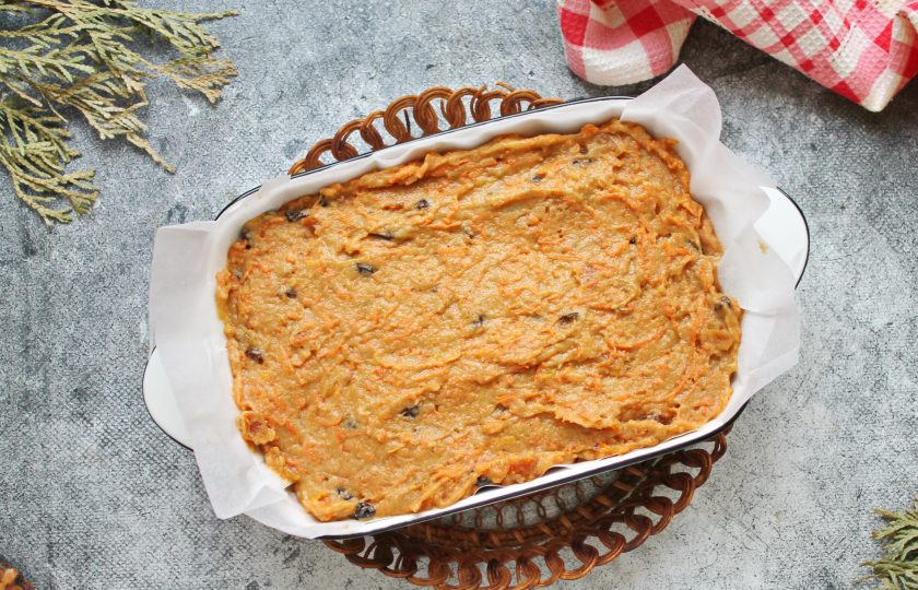 1. Этап. Морковно-гречневый кекс: Форму смажьте растительным маслом и проложите пергаментом. Переложите в форму тесто и разровняйте.