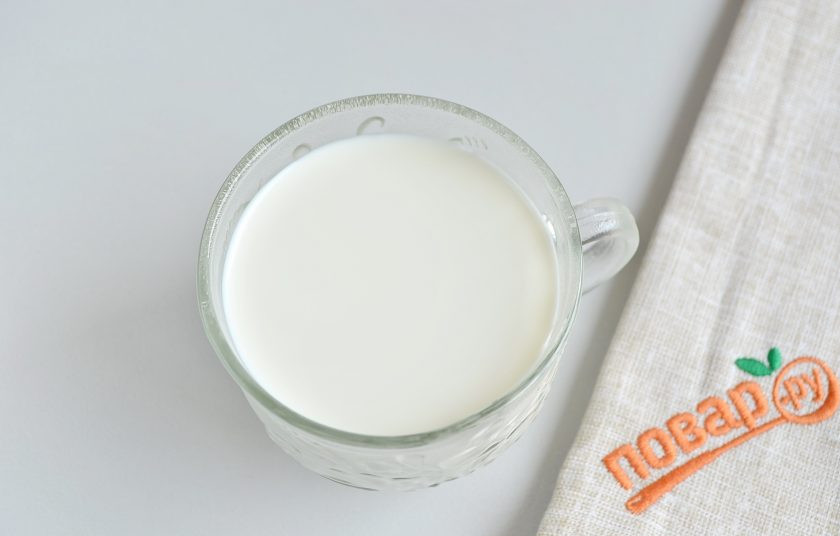 1. Этап. Слоеное желе в стаканчиках: 3. В сливки (10-15%) добавьте немного сахарной пудры, разведенный желатин, перемешайте хорошо.