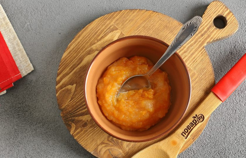 1. Этап. Пюре для ребенка 6 месяцев: Пюрируйте яблоко и морковь при помощи блендера или просто перетрите через сито.