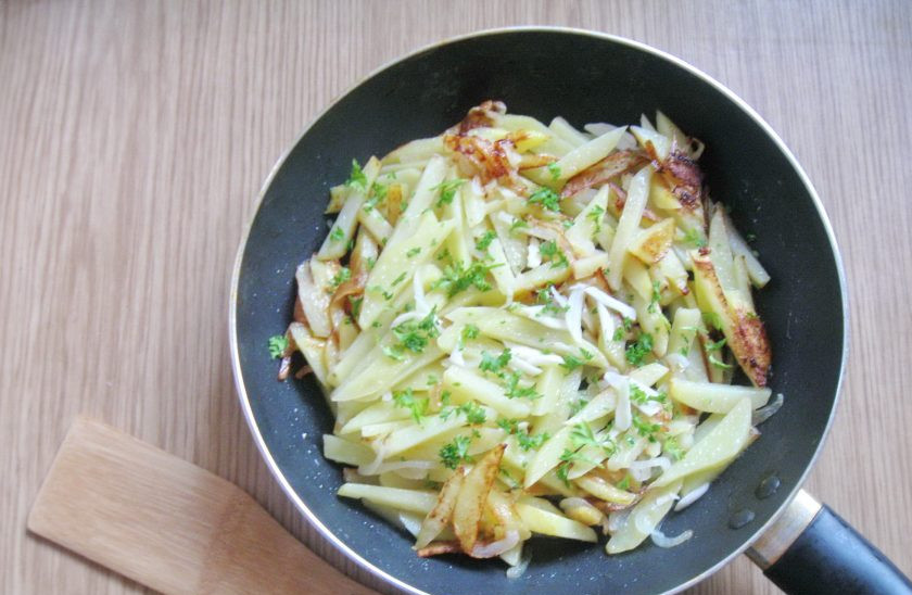 1. Этап. Картошка жареная с луком и чесноком: Готовый жареный картофель посыпьте нарезанной зеленью и подавайте.