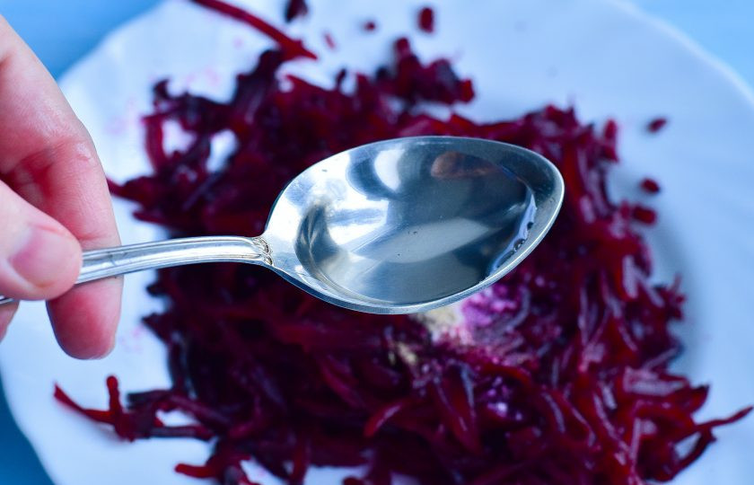 1. Этап. Салат из свеклы с уксусом: Добавьте уксус.