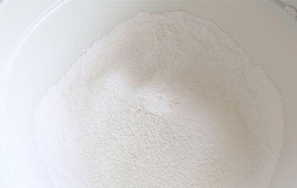 1. Этап. Печенье Конфетти: 2. В отдельной миске смешать муку, крахмал, соду и соль. Постепенно добавить мучную смесь в масляную смесь и продолжить взбивать на маленькой скорости до однородности.