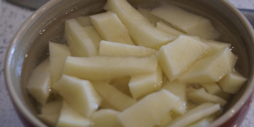 1. Этап. Борщ красный из баранины: 2. Картошку моем, чистим, режем брусочками, и бросаем в бульон после того, как снимем пену.