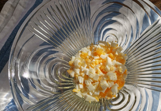 1. Этап. Салат Новатор: Яйца отварить, остудить и нарезать небольшими кубиками.