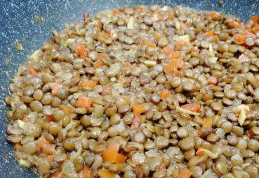 1. Этап. Чечевица с карри: Затем добавить кокосовое молоко, соль и перец по вкусу. Аккуратно перемешать лопаткой и выдержать при небольшом кипении ~ 3-5 мин.