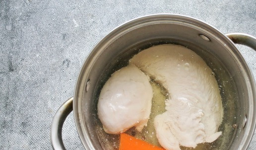 1. Этап. Заливное из индейки Провансаль: В кастрюлю положите промытое филе, очищенную морковь и перец горошком. Влейте в кастрюлю воду, поставьте на средний огонь и доведите до кипения. Удалите сверху пену, убавьте огонь и варите без крышки в течение 30 минут. Снимите кастрюлю с огня и дайте полностью остыть.