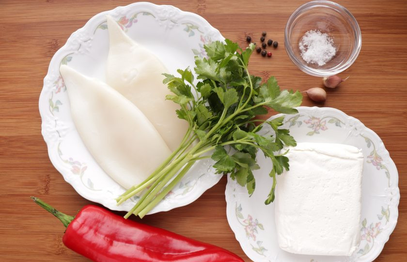 1. Этап. Кальмары с творогом: Подготовьте все необходимые ингредиенты. Тушки кальмаров заранее разморозьте.