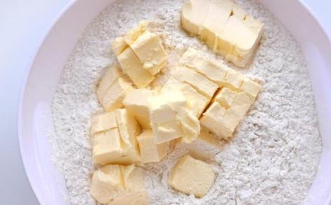 1. Этап. Слоеный торт с заварным кремом: Готовим тесто. Смешиваем сметану, муку и сливочное масло.