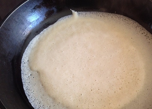 1. Этап. Блины классические на молоке: Хорошо разогреваем смазанную маслом сковороду. В моей плите на рычажке 9 делений, я жарю на 7. Сковорода диаметром 20 см. Наливаю почти полный половник теста.