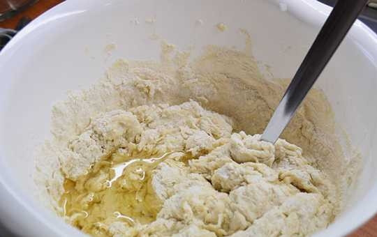 1. Этап. Пирожки, тающие во рту: 5. Добавьте растительное масло. Тесто должно получиться не очень крутым. Вымешайте его как следует.