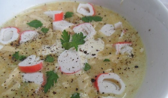 1. Этап. Сырный суп с крабовыми палочками: Крабовые палочки нужно добавлять уже в самом конце приготовления, чтобы они не развалились. Как только суп закипит, его следует выключить, дайте ему настояться. Вы можете добавить крабовые палочки уже тогда, когда разольете суп по тарелкам.