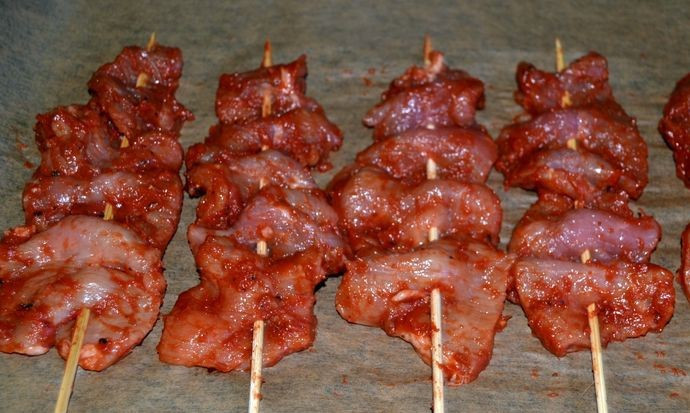 1. Этап. Мясо на шпажках в духовке: Нанизываем наши полосочки мяса на шпажки, укладываем его на застеленный пергаментом противень.
