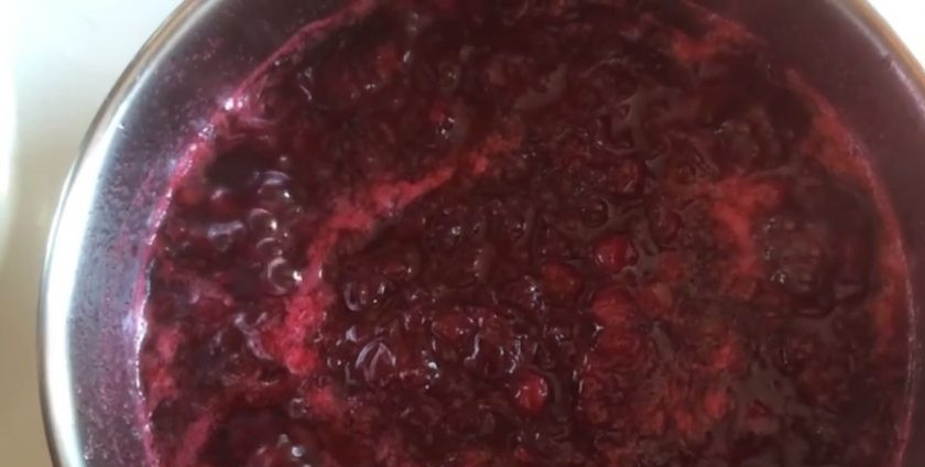 1. Этап. Варенье из замороженной красной смородины: 3. Полностью остудите варенье и перелейте в банку. Хранить варенье необходимо в холодильнике не более 1-1,5 недель. Приятного аппетита!