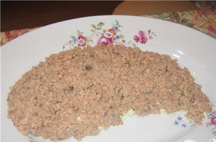 1. Этап. Салат Кит: 3 слой - тунец или горбуша (содержимое консервы размять вилкой, добавила немного водички)