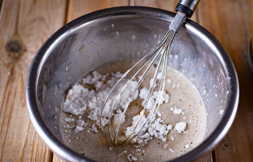 1. Этап. Тыквенный пирог классический: Добавьте крахмал и перемешайте все венчиком до полного исчезновения комочков.