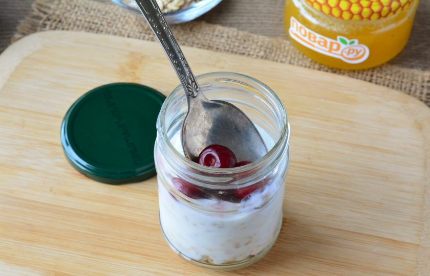 1. Этап. Ленивая овсянка с вишней и шоколадом: Влейте немного кефира и добавьте несколько ягод вишен.