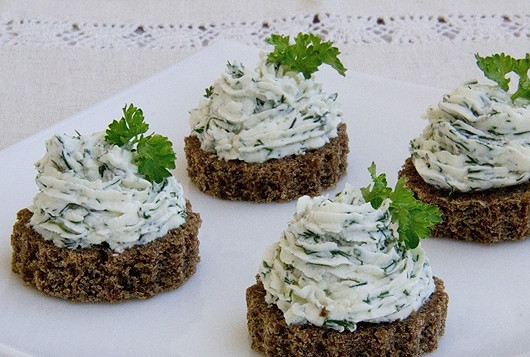 1. Этап. Закуска к мартини бьянко: Хлеб подсушите (можно в духовке) и нарежьте на небольшие тосты. Намажьте творожную массу на хлеб и украсьте зеленью.