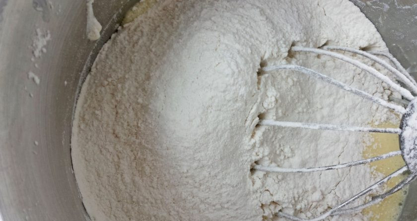 1. Этап. Бисквитный торт Графские развалины: 7. Муку заранее просеиваю и добавляю в чашу миксера, перемешиваю, чтобы не оставалось комочков.