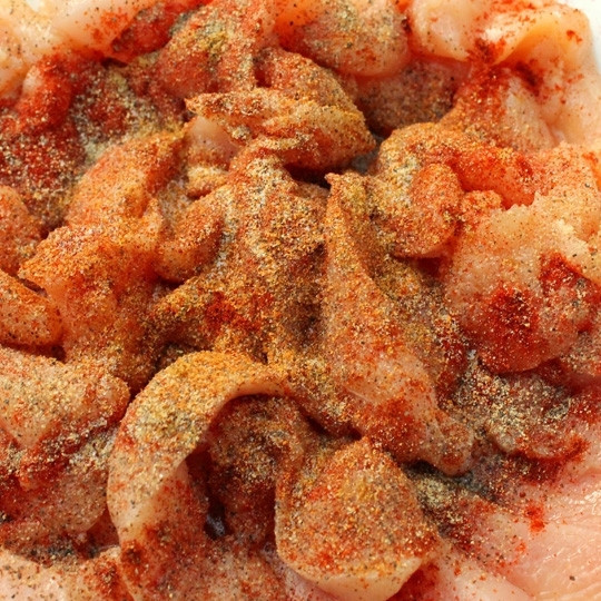 1. Этап. Куриное филе с фасолью: Щедро посыпьте курицу специями.