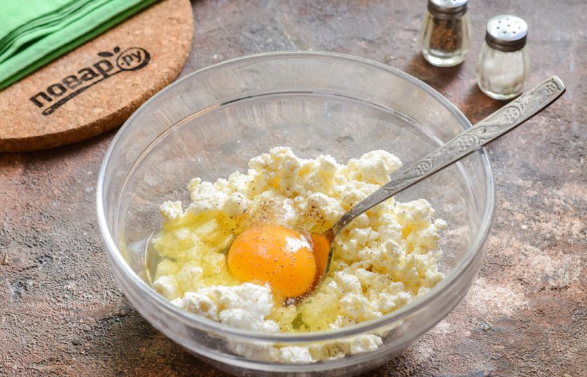 1. Этап. Лазанья из кабачков с творогом: Переложите творог в миску, добавьте соль и перец, куриное яйцо.