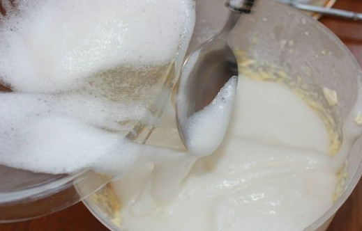 1. Этап. Торты на день рождения 11 лет: Белки с сахаром смешайте с основной массой без миксера, аккуратно ложечкой.