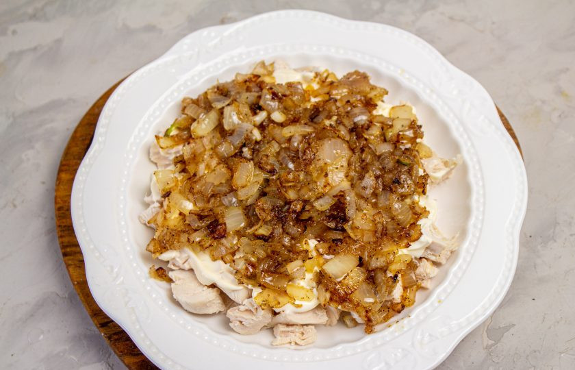 1. Этап. Салат Екатерина Мудрая: Сверху выложите жареный лук, стараясь слить лишнее масло.