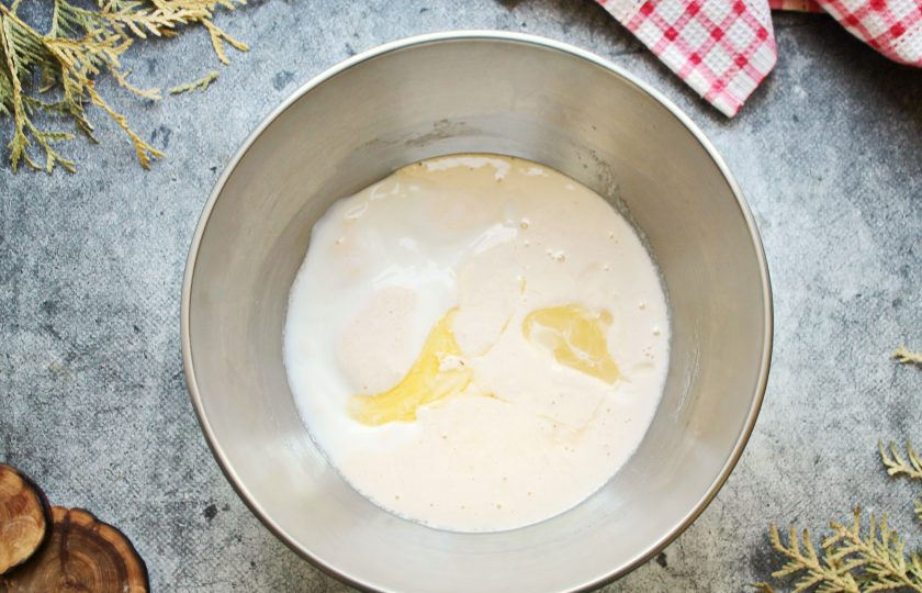 1. Этап. Кексы Нежность: Влейте в яичную массу кефир, растительное и сливочное масло, перемешайте до однородности.