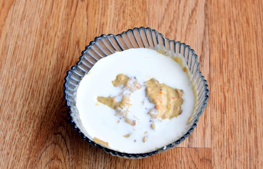 1. Этап. Майонезный соус: Постепенно вливайте жирные сливки и перемешивайте до однородности.